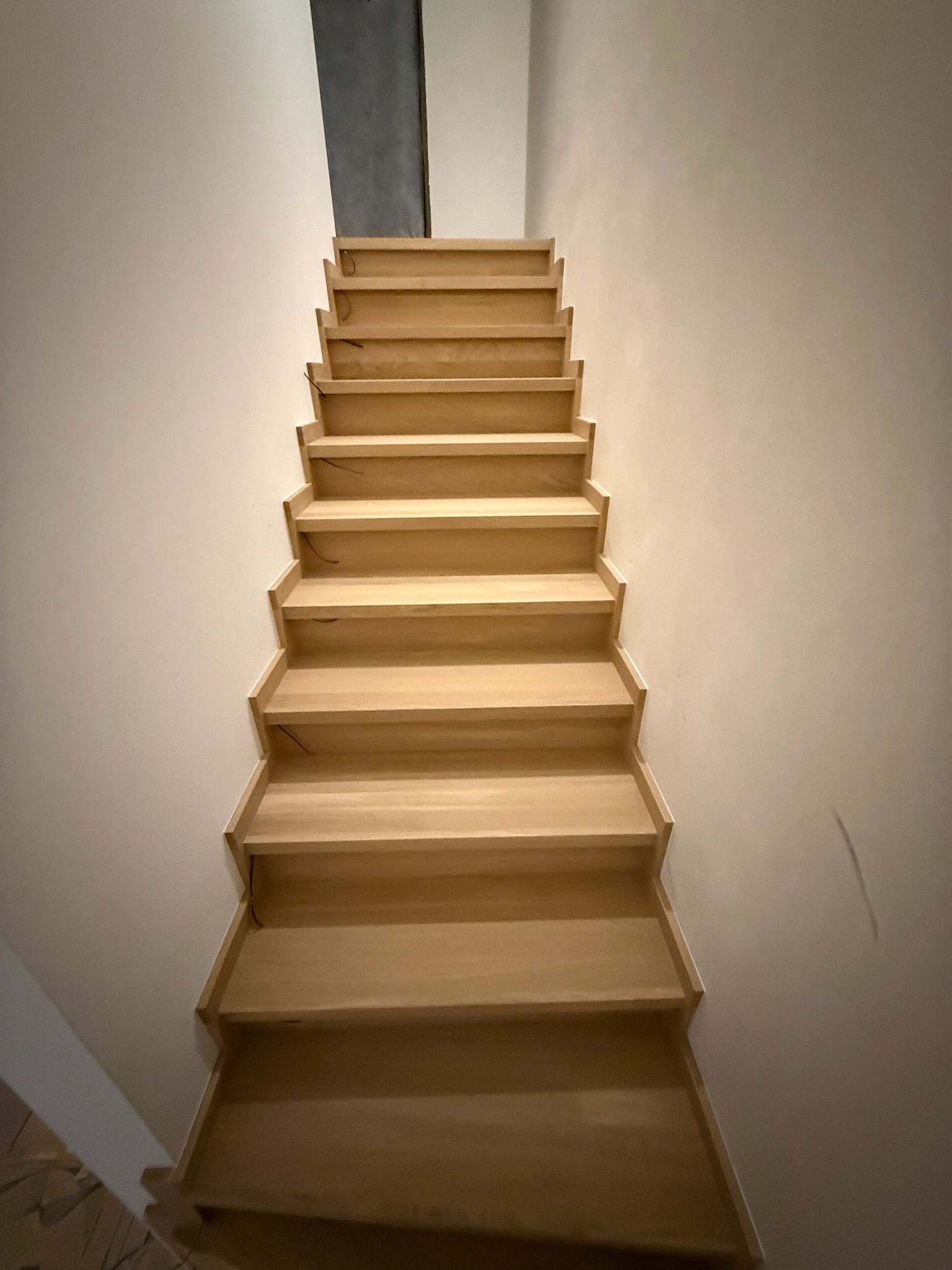 nowe schody jesionowe na beton — realizacja Lublin, widok całego biegu