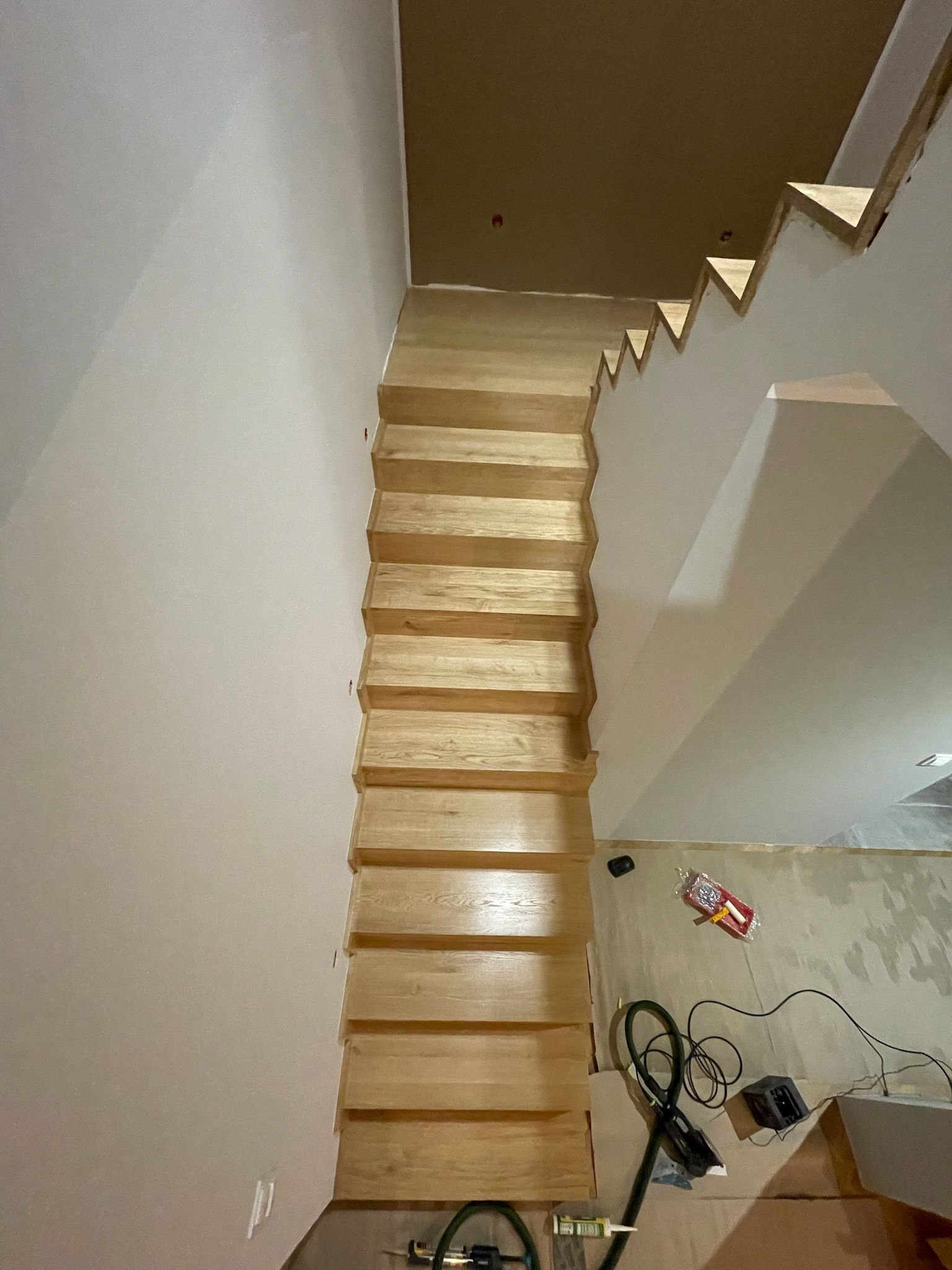nowe schody jesionowe na beton z półpiętrem — realizacja Trzciana