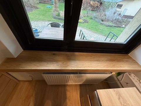 drewniany parapet dębowy na wymiar, widok znad grzejnika w stronę okna