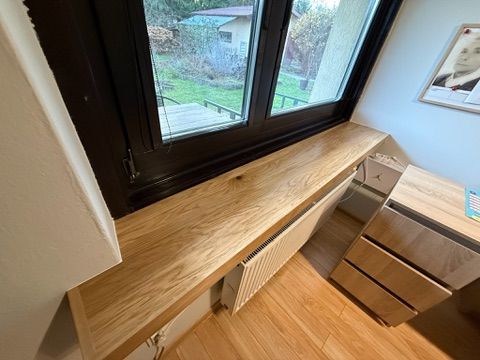 drewniany parapet dębowy na wymiar, dopasowany do zabudowy kuchennej