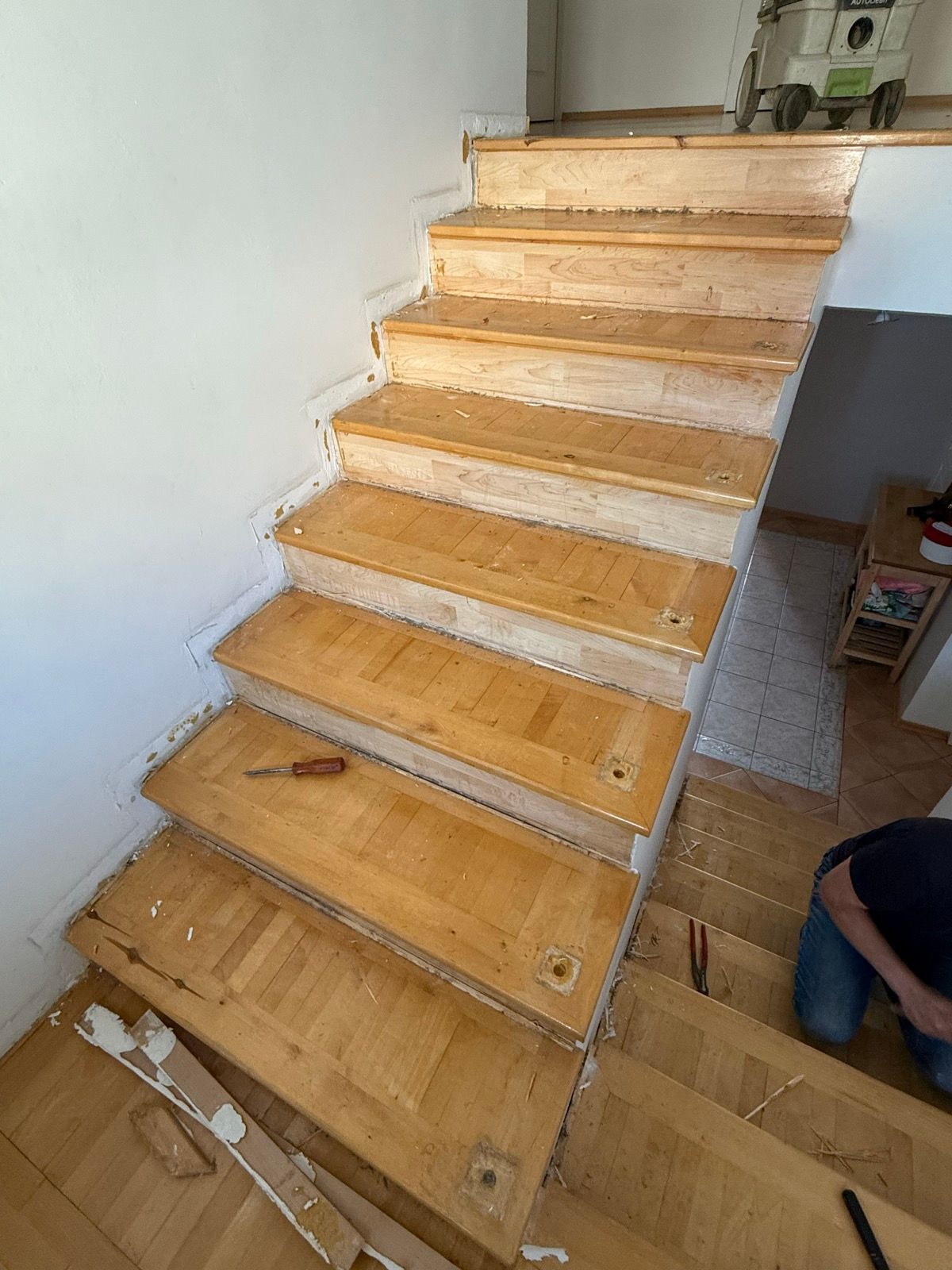 zdemontowana stara balustrada schodów — otwory po tralkach w stopnicach