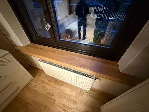 zbliżenie na drewniany parapet dębowy, rysunek słojów drewna