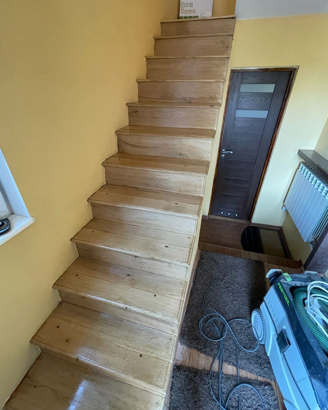 cyklinowanie schodów, szlifierka mimośrodowa podłączona do odkurzacza przemysłowego