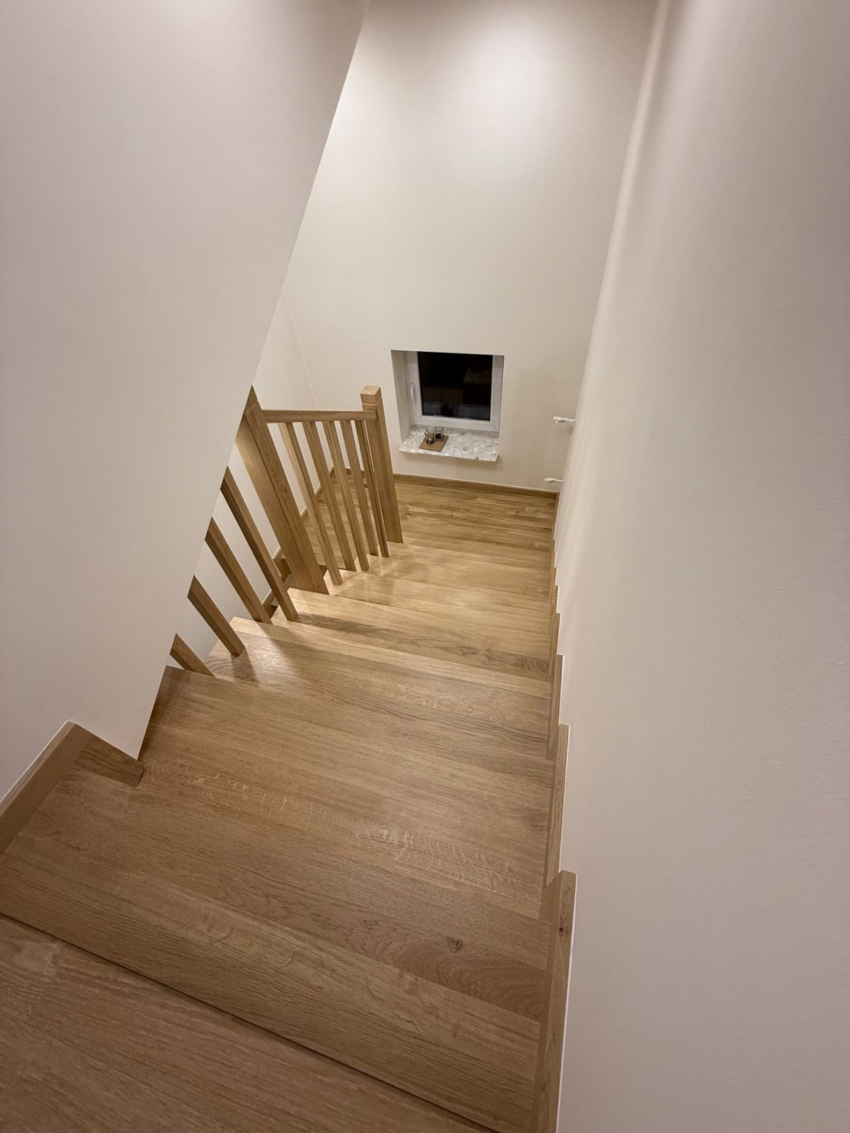zbliżenie na nową balustradę drewnianą schodów w Sokołowie Małopolskim