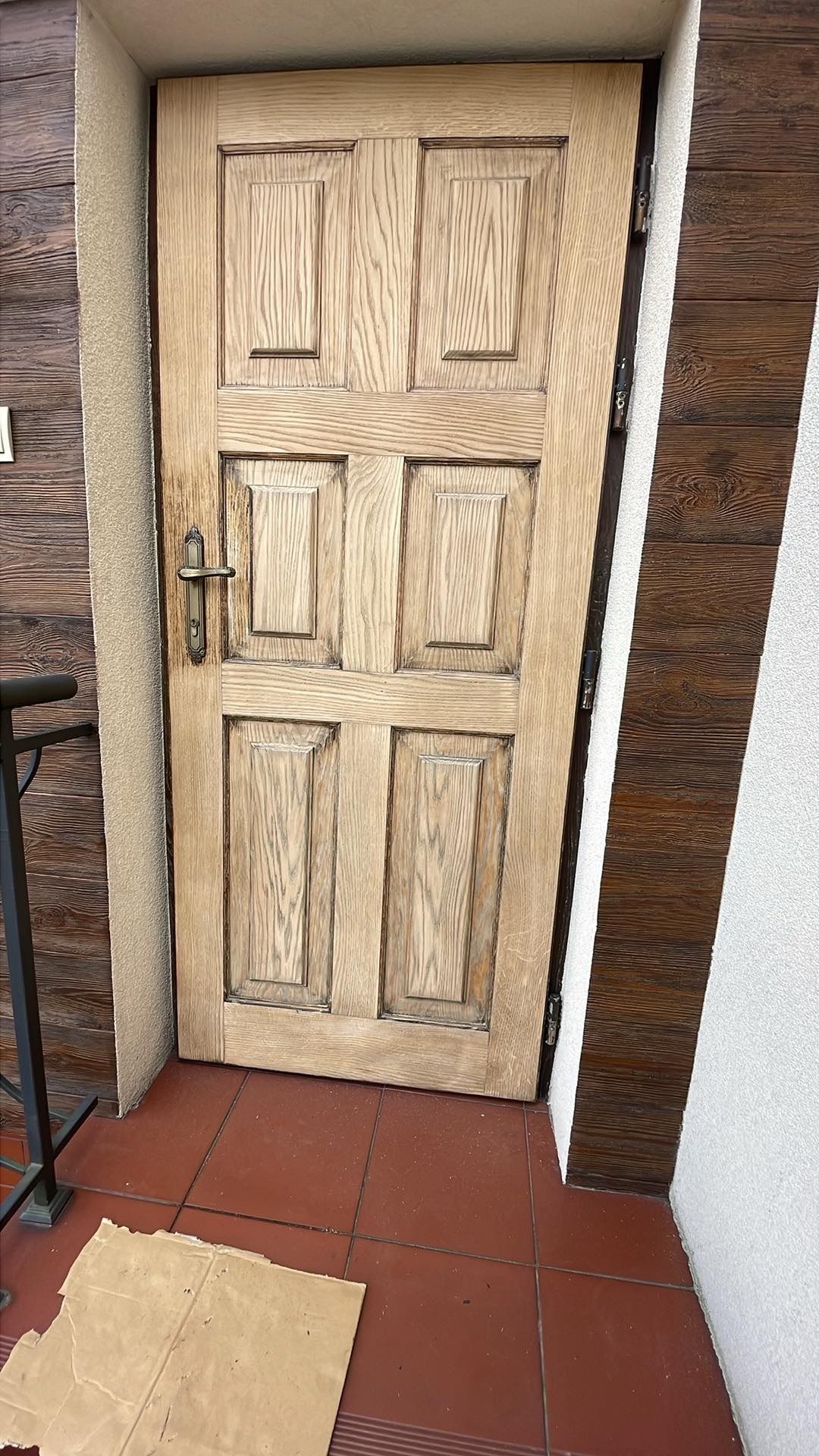 drzwi wejściowe zeszlifowane do surowego drewna, przed bejcowaniem
