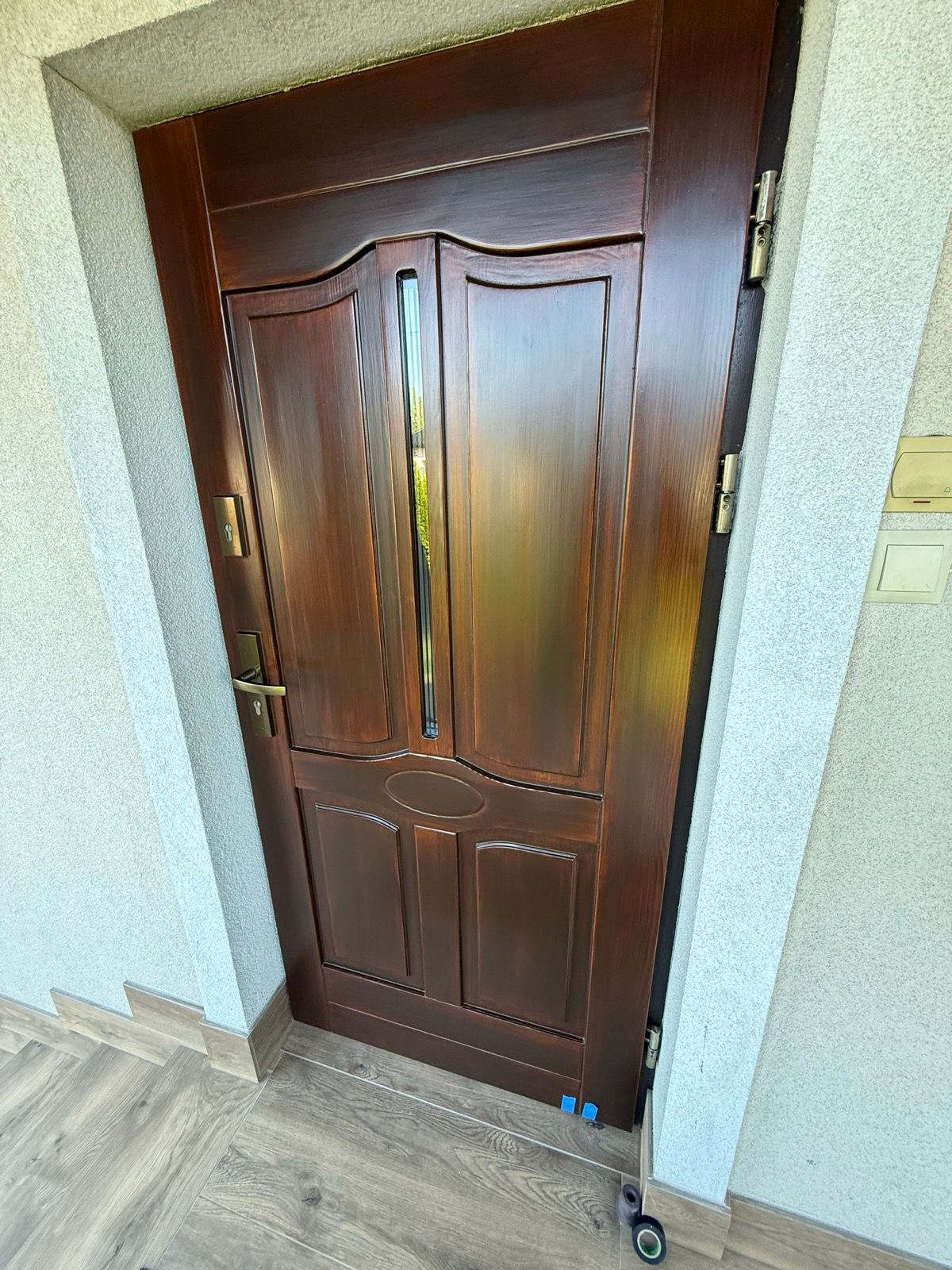 odnowione drzwi wejściowe po montażu, szerszy kadr z futryną