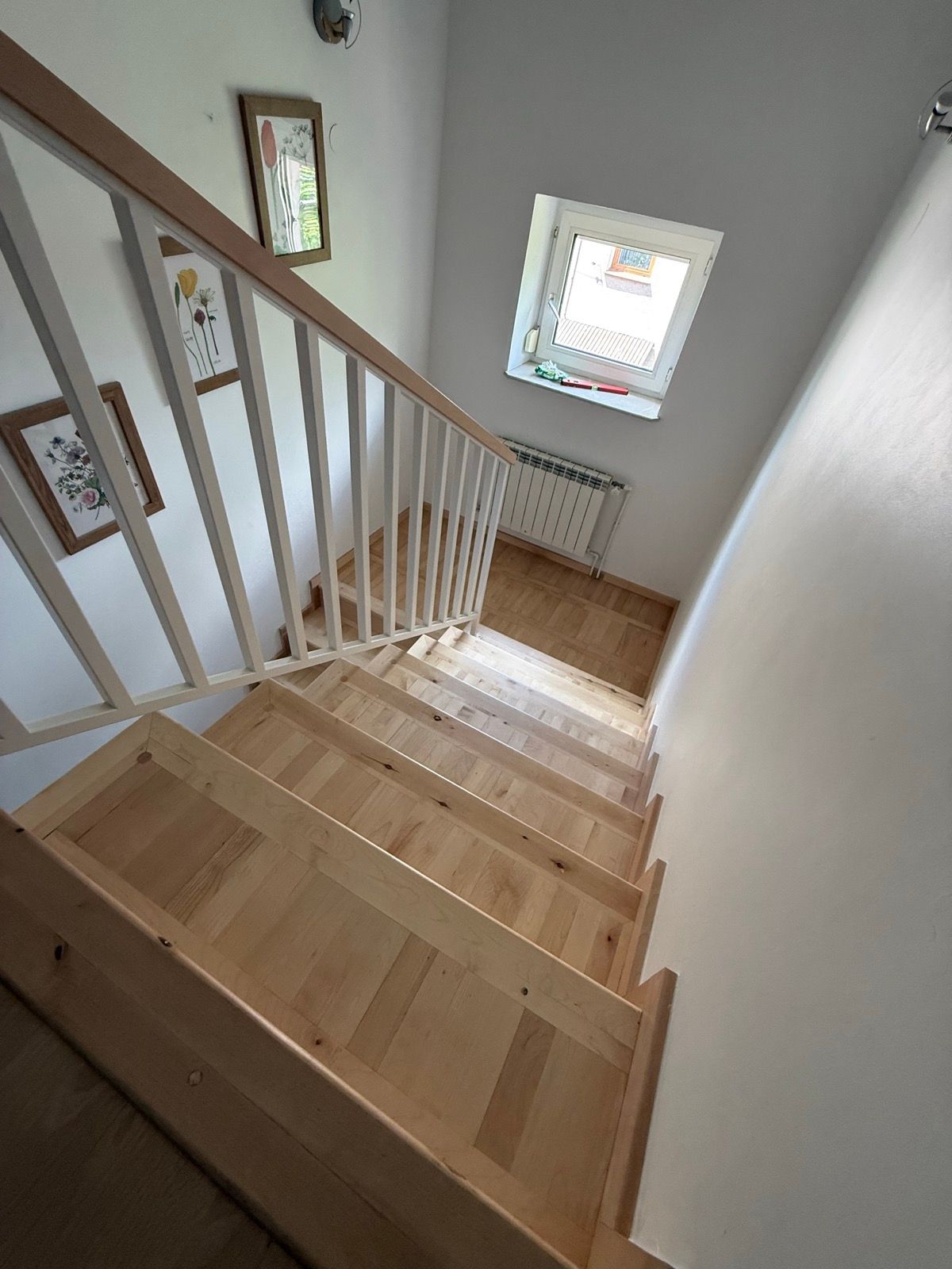zbliżenie na nową, lekką balustradę i odnowione stopnie schodów
