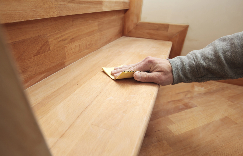 renowacja schodów drewnianych - ręczne czyszczenie stopni